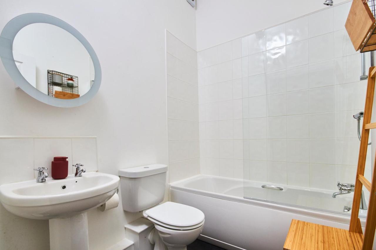 Lovely Abode In Newcastle - Sleeps 4 - Ground Floor Esterno foto
